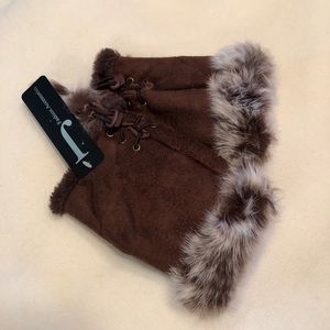 Fingerless gloves with fur trim
